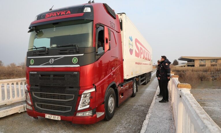 Ermenistan sınır kapısı 35 yıl sonra deprem bölgesine yardım için açıldı