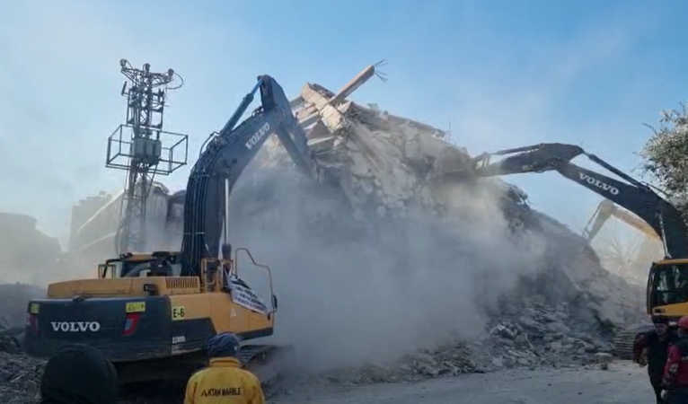 Hatay’daki enkaz çalışmalarında iki yurttaşın cansız bedenlerine ulaşıldı