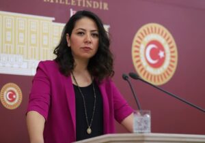Sera Kadıgil: “Korkarsak enkazların üstünde balon olup uçan çocuklar döner yüzümüze tükürür”