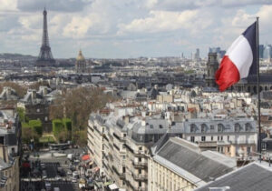 Paris Belediyesi, emeklilik reformuna karşı başlatılan çöp grevini destekliyor