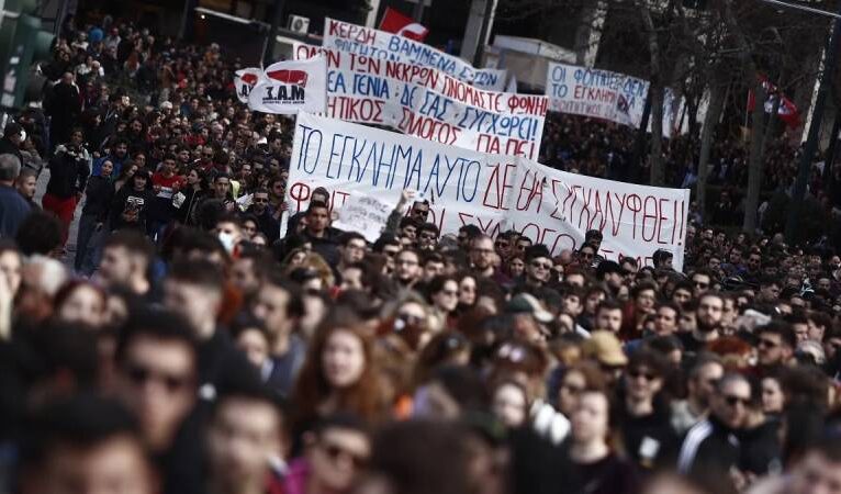 Yunanistan’da tren kazasına tepki olarak yapılan genel grev, hayatı felç etti