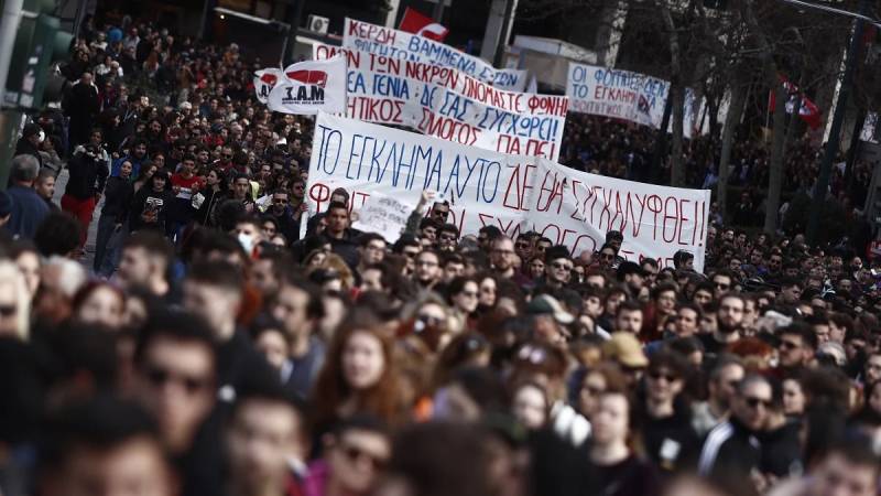 Yunanistan’da tren kazasına tepki olarak yapılan genel grev, hayatı felç etti