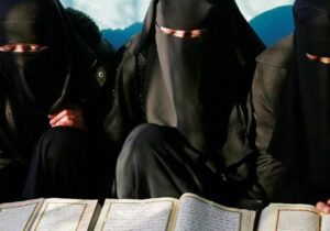 Afganistan’da okula gitmesi yasaklanan kız çocukları medreselere gidiyor
