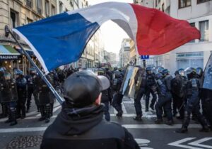 İran: Fransa, protestolara karşı şiddete başvurmaktan vazgeçmeli