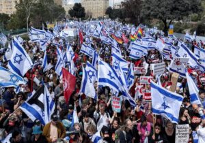 İsrail’de halk sokakta, vekiller parlamentoda: Netanyahu hükûmeti kriz sürerken güvenoyu aldı