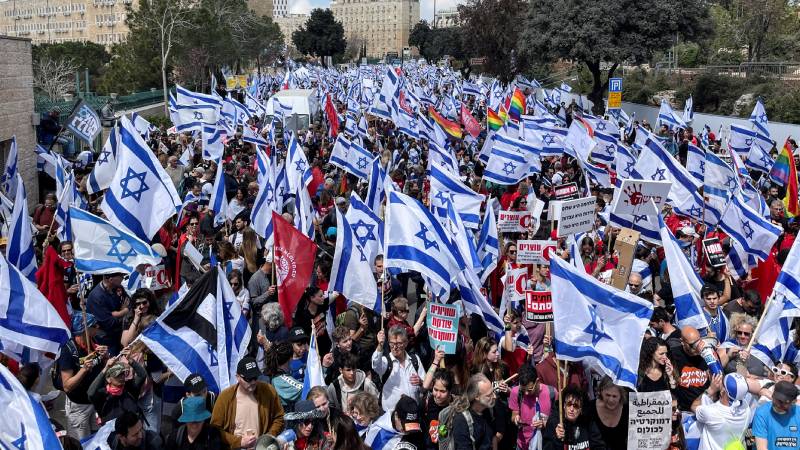 İsrail’de halk sokakta, vekiller parlamentoda: Netanyahu hükûmeti kriz sürerken güvenoyu aldı