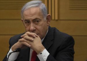 Netanyahu, İsrail’de halkı sokağa döken yargı düzenlemesini erteledi