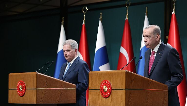 Türkiye Finlandiya’nın NATO onay sürecini başlattı, Stoltenberg ise İsveç için çağrı yaptı