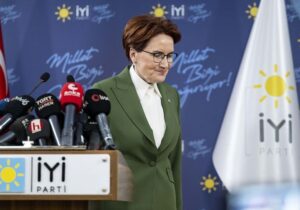 Akşener’in başdanışmanı Çömez: “Masadan kalkan beş kişi var, İyi Parti masada; krizin sağduyu ile çözüleceğine inanıyoruz”