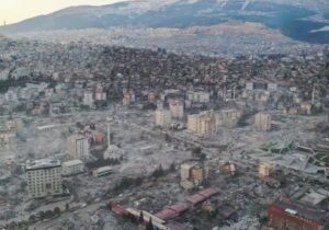 İngiltere’den mühendisler yıkımı araştırmak üzere deprem bölgesine gitti