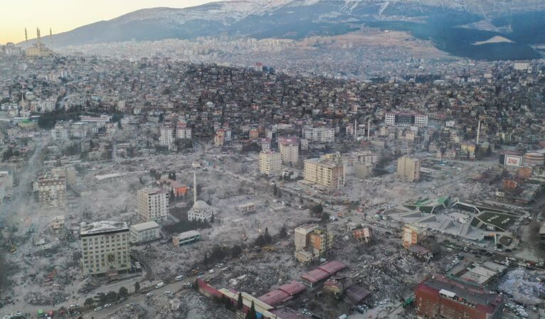 İngiltere’den mühendisler yıkımı araştırmak üzere deprem bölgesine gitti