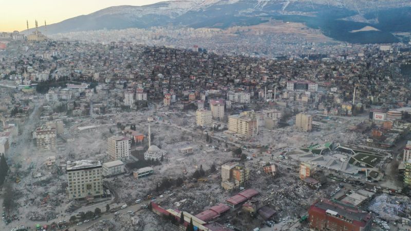 İngiltere’den mühendisler yıkımı araştırmak üzere deprem bölgesine gitti