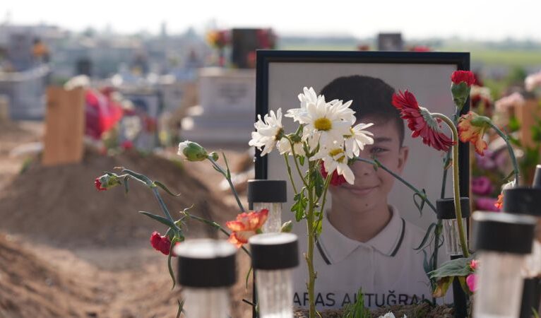 BBC Türkçe I İsias Otel’de çocuklarını kaybeden aileler anlatıyor: “Yasımızı yaşayamadan mücadele etmeye başladık”