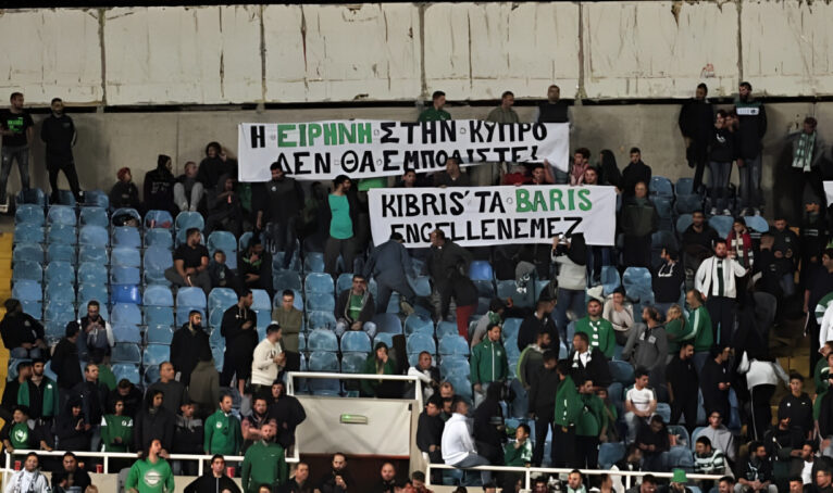 Kavel Alpaslan yazdı: “Bir pankartın arkasındaki kızıl tarih: Kıbrıs’tan ‘Omonia’”