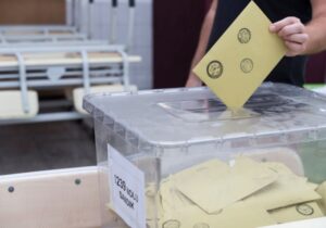 Kıbrıs’a gelen depremzedeler oy kullanabilmek için 14-18 Mart tarihleri arasında kayıt yaptırabilecek