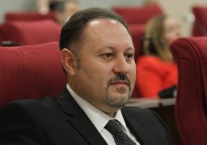 “KENDİNİ DEPREMZEDE GÖSTERENLER VAR”