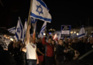 İsrail’de Netanyahu’nun yargı reformunu erteleme kararına rağmen protestolar sürüyor