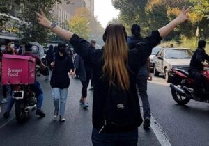 İran rejiminden başını açan kadınlara tehdit