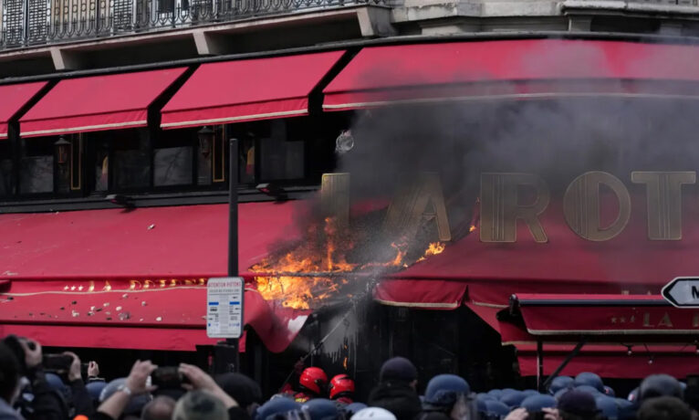 Fransa’da emeklilik reformu protestoları devam ediyor: Macron’un sevdiği restoran ateşe verildi