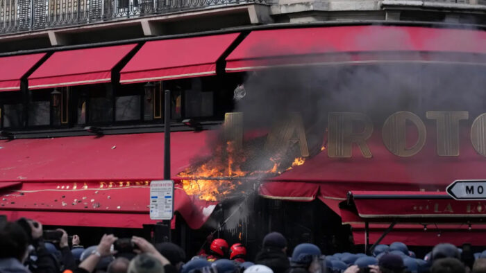 Fransa’da emeklilik reformu protestoları devam ediyor: Macron’un sevdiği restoran ateşe verildi