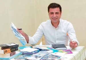 HDP eski Eş Genel Başkanı Selahattin Demirtaş, BBC Türkçe’nin sorularını yanıtladı: “İnce’ye oy vermekle Erdoğan’a oy vermek arasında fark yok”