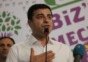 Demirtaş: “PKK’nın Türkiye’de tümüyle silah bırakması için elimizden geleni yapacağız”