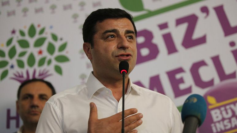 Demirtaş: “PKK’nın Türkiye’de tümüyle silah bırakması için elimizden geleni yapacağız”