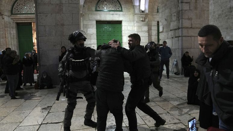 İsrail polisi Mescid-i Aksa’ya baskın düzenledi: 200 Filistinli gözaltında