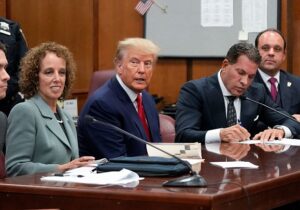 Hakim karşısına çıkan eski ABD Başkanı Trump’a 34 suçlama yöneltildi