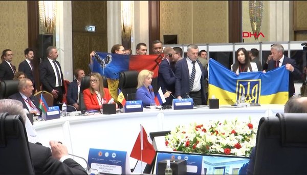 Bayrak krizi: Rusya ve Ukraynalı kurul üyeleri birbirine girdi (VİDEO)
