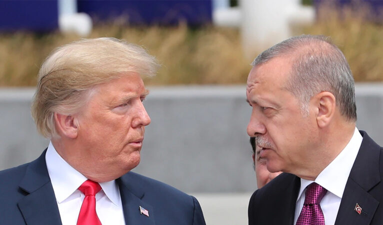 Trump, Erdoğan’a “Aptal olma” dediği mektubu barının duvarına asmış