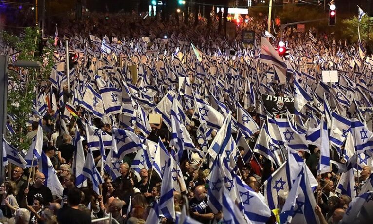 İsraililer, hükümetin yargı düzenlemesine karşı protestoların 18. haftasında yine meydanlarda