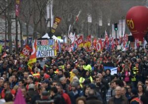 Fransa’da protestolara neden olan emeklilik reformunu iptal tasarısının mecliste görüşülmesine yeşil ışık