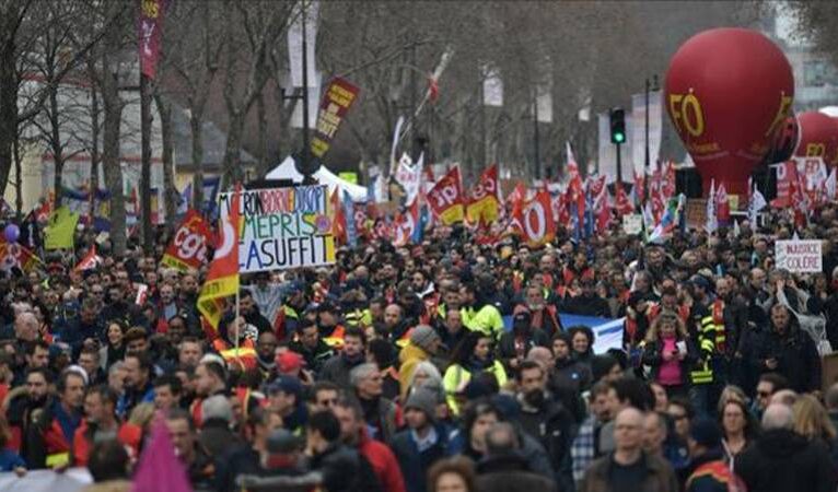 Fransa’da protestolara neden olan emeklilik reformunu iptal tasarısının mecliste görüşülmesine yeşil ışık