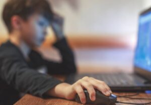 Fransa’da 15 yaş altındakilere internet kullanımını kısıtlayan tasarı onaylandı