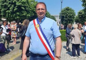 Oğlu hiçbir okula kabul edilmedi: Fransız Belediye Başkanı açlık grevine başladı
