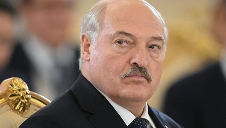 Lukaşenko: Rusya taktik nükleer silahların transferine başladı
