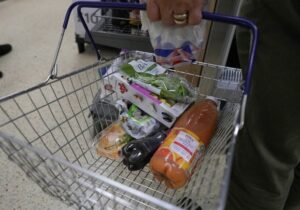 İngiltere’de 46 yılın en yüksek gıda enflasyonuna ‘vurgunculuk’ soruşturması