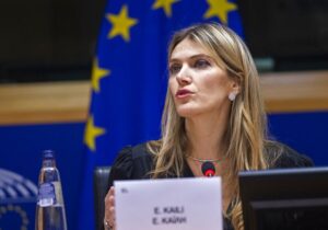 Avrupa Parlamentosu’nda yolsuzlukla suçlanan Yunan parlamenter Kaili adli denetim koşuluyla serbest