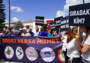 Sağlıkçılar meclis önünde