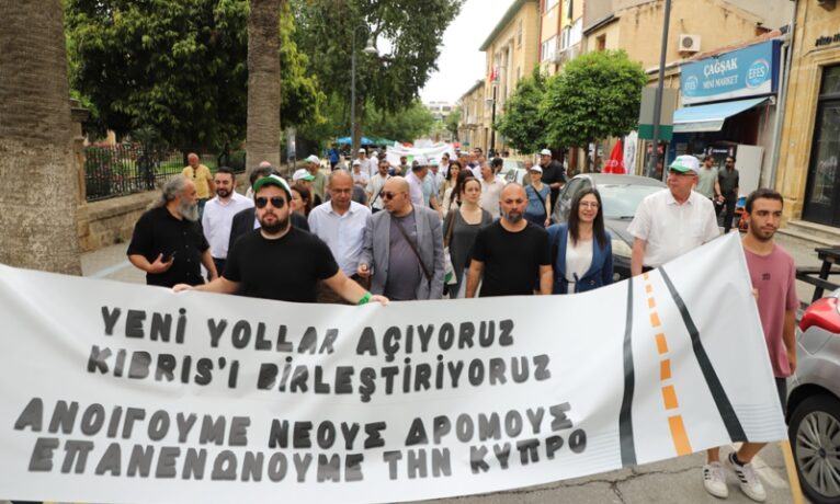 CTP’liler iki toplumlu “Kıbrıs’ı Birleştiriyoruz” eylemine katıldı