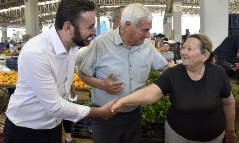 Reynar Mağusa Açık Pazarı’nı ziyaret etti