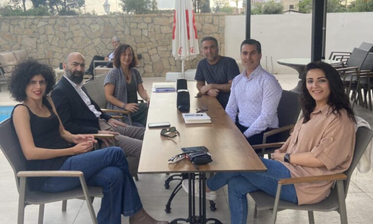 Kimliksizler Derneği ile Unite Cyprus Now aktivistleri bir araya geldi