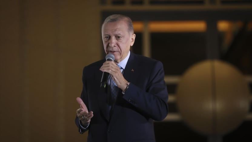 Erdoğan’ın balkon konuşmasına İngilizce ayarı: ‘Selo ve Kılıçdaroğlu’ bölümü servis edilmedi