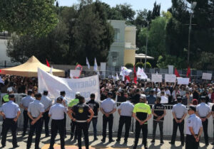 Öğretmenler eylemde: “Çekin ellerinizi öğretmenin üzerinden”