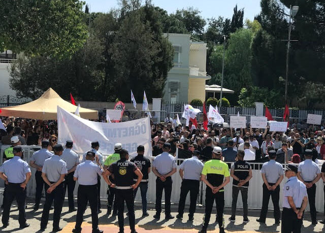 Öğretmenler eylemde: “Çekin ellerinizi öğretmenin üzerinden”