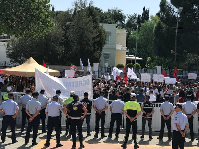 Öğretmenler eylemde: “Çekin ellerinizi öğretmenin üzerinden”