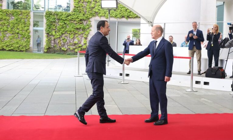 Hristodoulidis ve Scholz olası Avrupalı ​​arabulucuları tartıştı