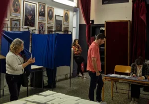Yunanistan’da sandıklar kapandı: Çıkış anketleri Miçotakis’i önde gösteriyor