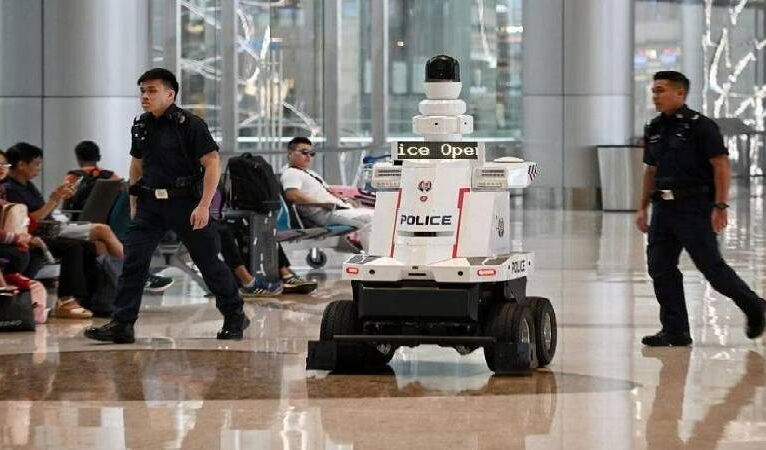 Singapur’da polis robotları devriye gezecek